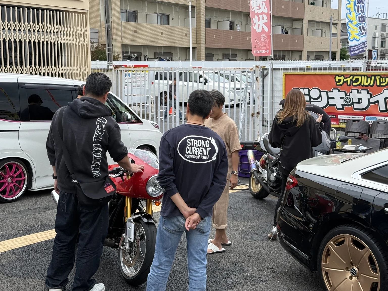 車やバイクを囲んでイベントを楽しむ来場者