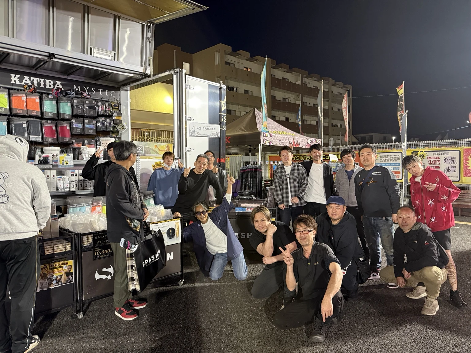 SPASHANのイベントトラック前での集合写真