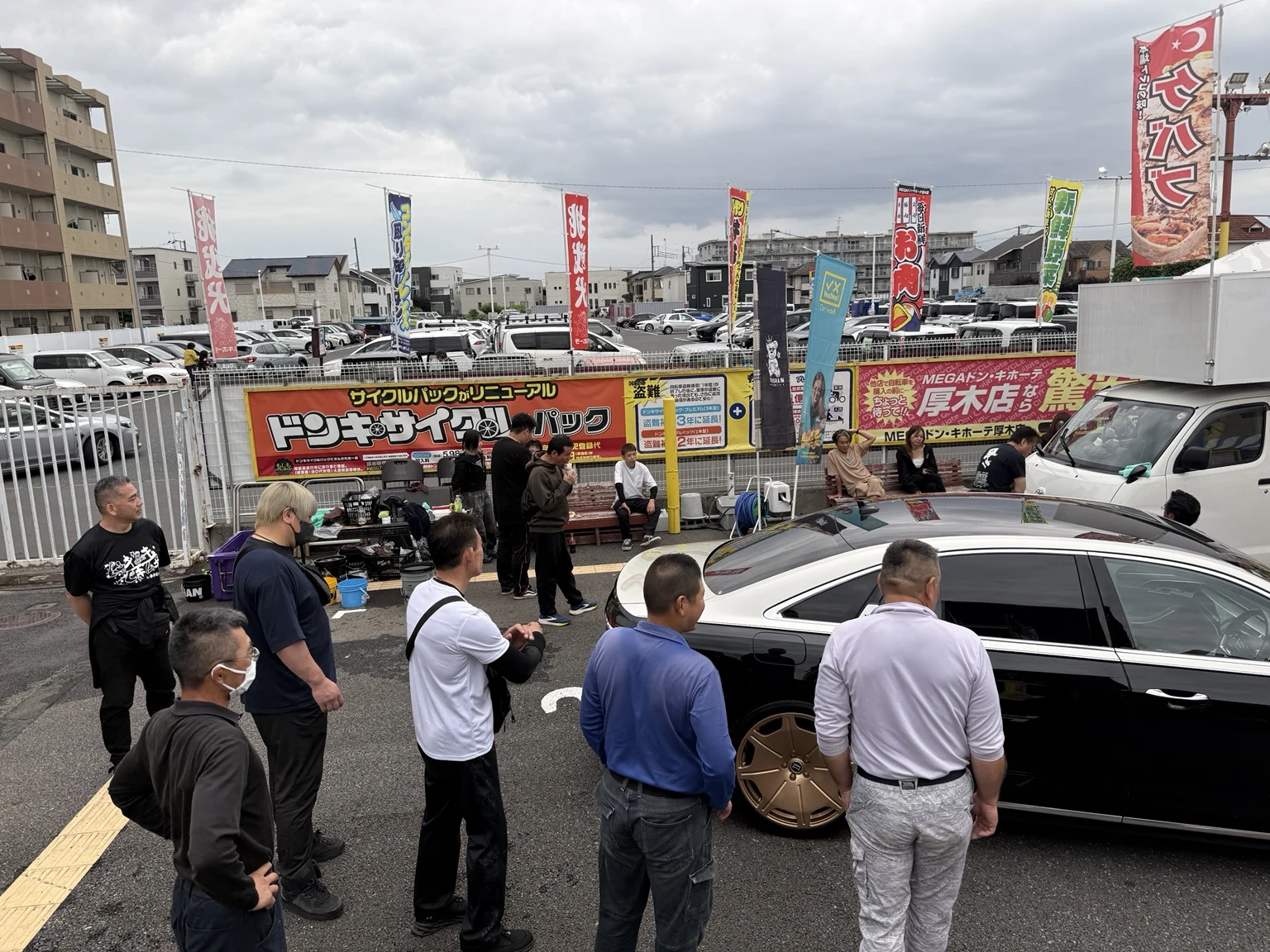 イベント会場に集まる来場者と車